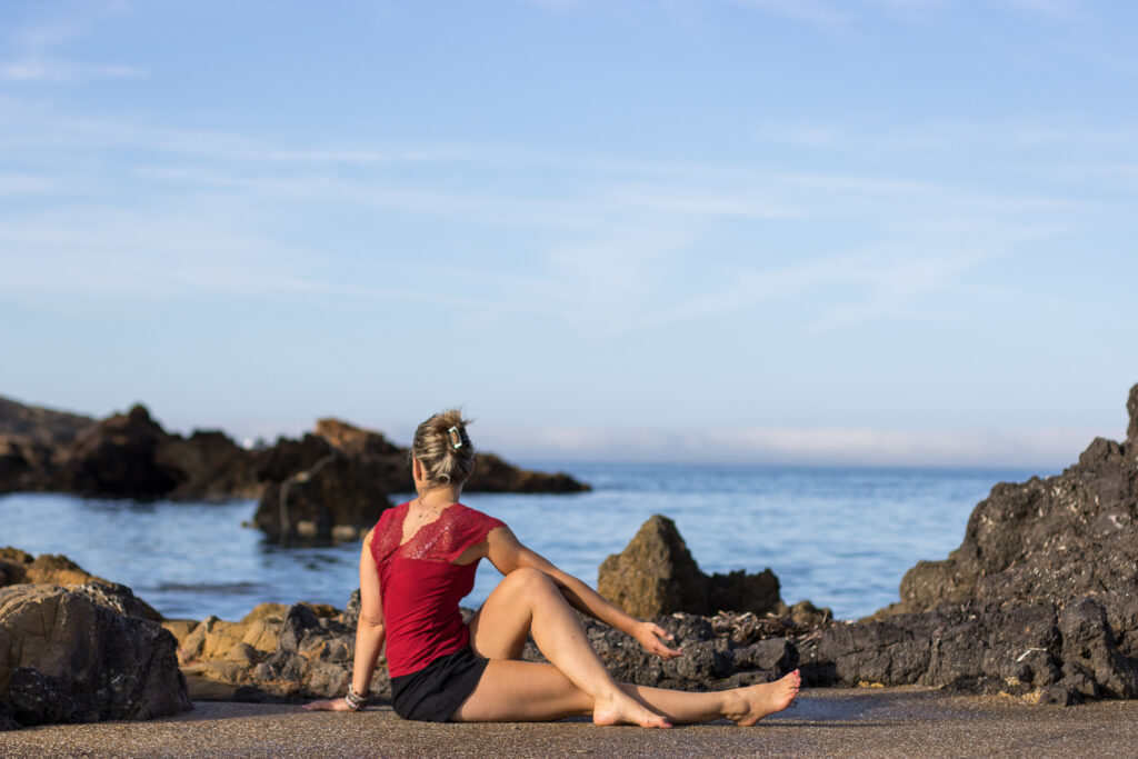 Position de Yoga en extérieur face à l'océan