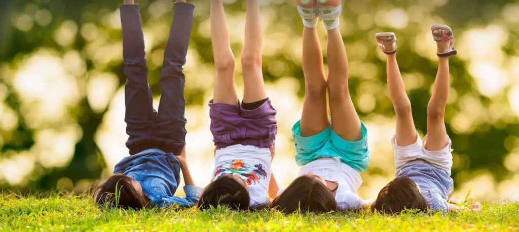 Enfant pratiquant le yoga en extérieur