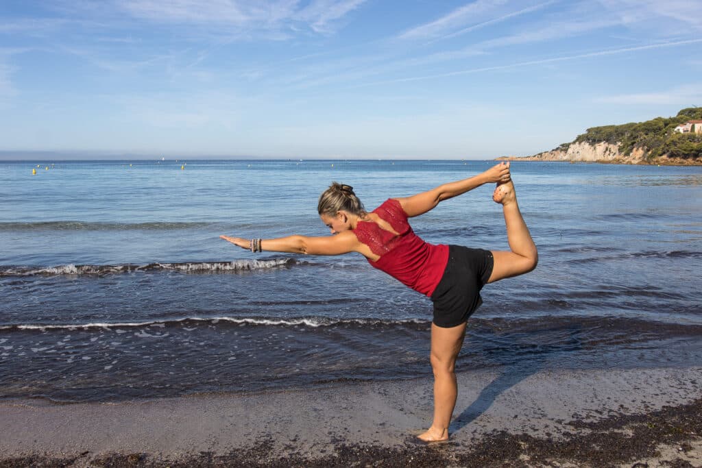 Elodie pratiquant le Yoga en bord de mer